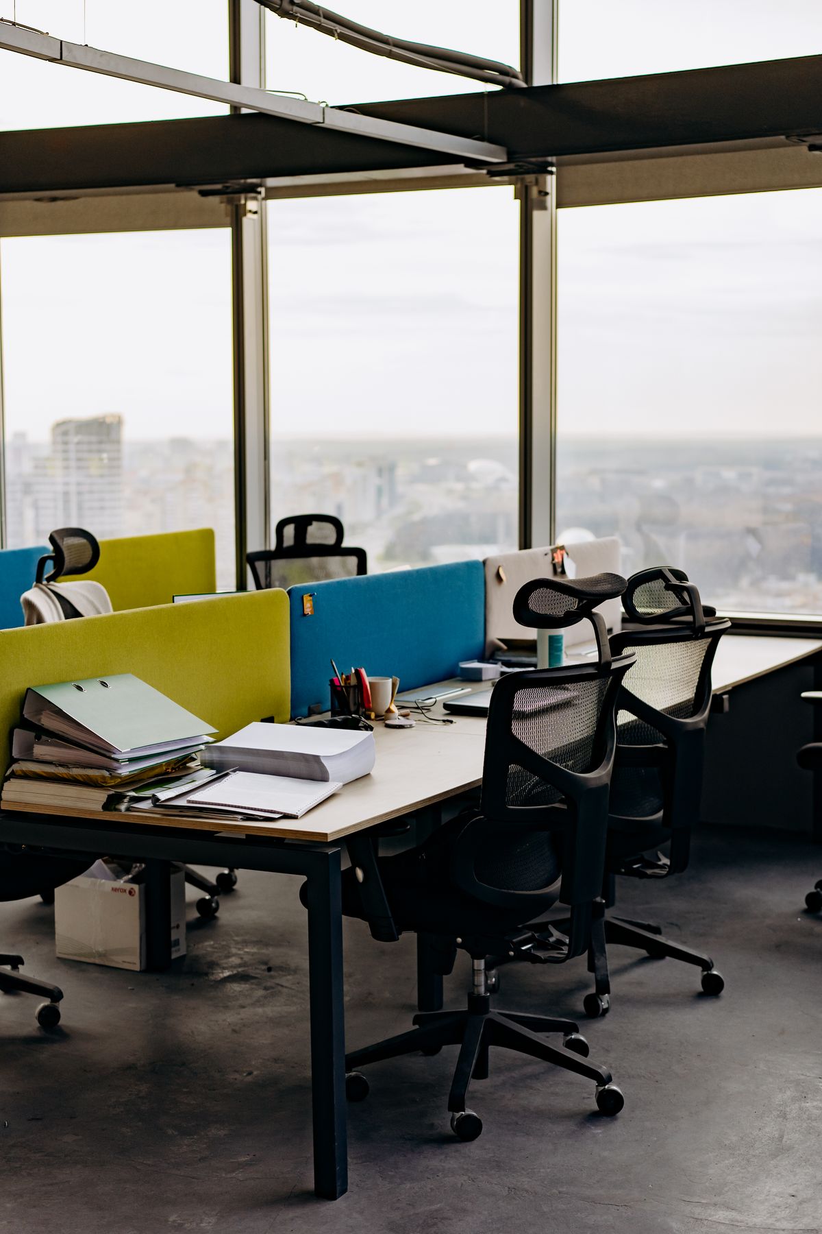Puestos de trabajo junto a un ventanal con vistas a la ciudad